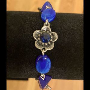 5/$25 Costume jewelry bracelet in silver with blue stones. Size XS.